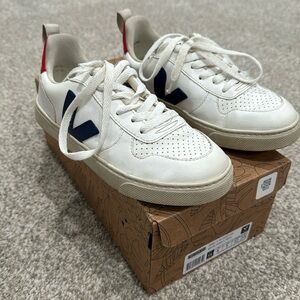 Veja Kids Leather Sneakers Size US 4( EIR35). In good conditions.